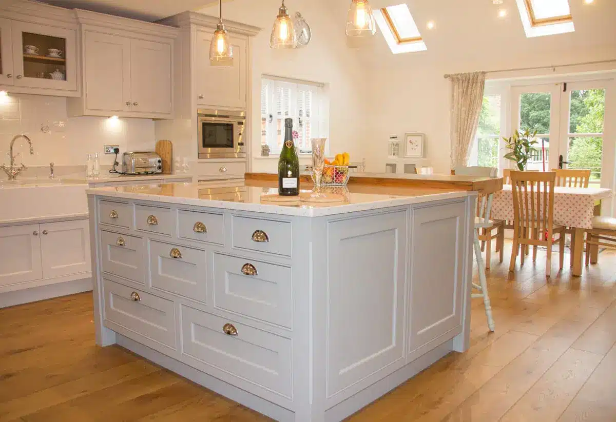A Traditional Handmade Bespoke In Frame Family Kitchen - Searle and Taylor